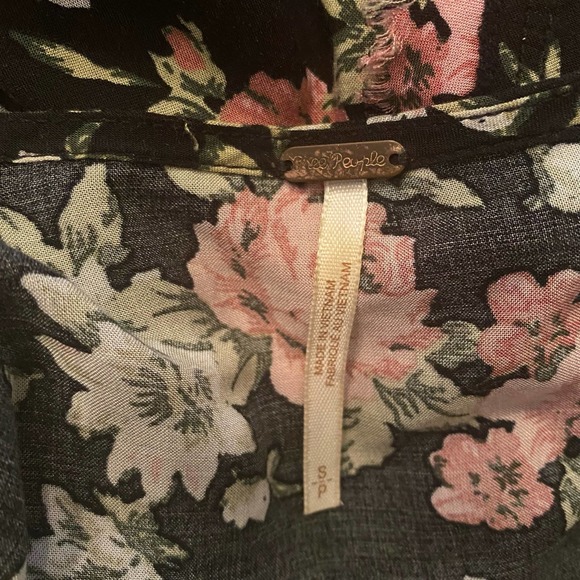 Free People Loretta Floral Print Tunic Shirt Women Size Small Ruffle Black Pink - Picture 2 of 9